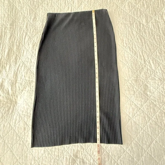 Zara Elegant Black Ribbed Skirt - Picture 6 of 7